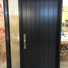 porte contemporain noire avec sidelight